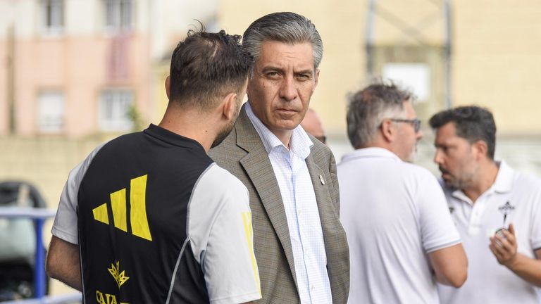 Martín Peláez, presidente del Real Oviedo, con el médico David Bonilla