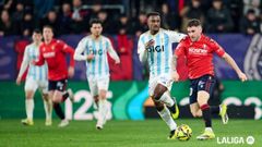 Hassan persigue a Javi Gal�n durante el Osasuna-Real Oviedo