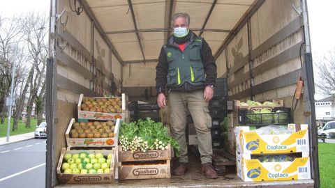 Miguel Lozano, de Vilalba, en su camión, con frutas y verduras
