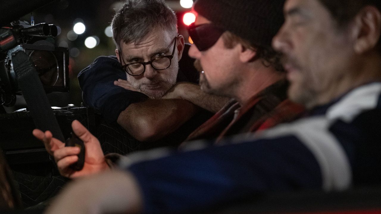 Paul Thomas Anderson junto a Dicaprio y Benicio del Toro en el rodaje de &laquo;Una batalla tras otra&raquo;