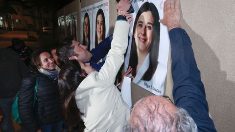 La candidata de Ciudadanos en Lugo, Olga Louzao, en la pegada de carteles