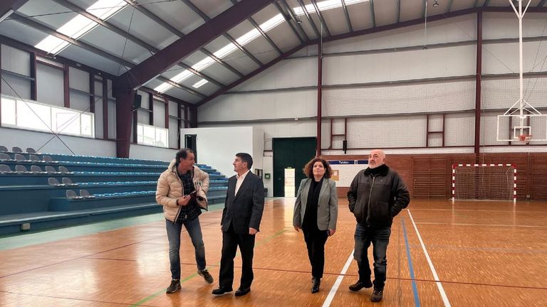 Visita del delegado del Gobierno con el alcalde de Ares y la subdelegada, al reformado pabellón
