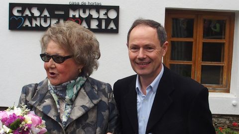 Alberte Ansede xunto a Saleta Goi diante da Casa-Museo de Manuel María