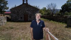 El escritor e investigador Manuel Rivero Prez, ante la capilla de san Andrs, en su aldea natal de Vilela (Bande).