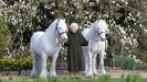 La reina Isabel II, con dos de sus ponis, en una imagen distribuida con motivo de su 96.º cumpleaños