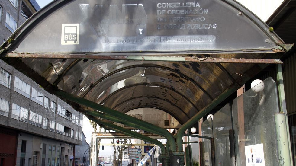 Detalle de la marquesina de la estación de autobuses, que está sucia y desvencijada