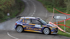 Jos� Antonio Su�rez �Cohete� y Alberto Iglesias con el Skoda Fabia en el tramo de Morc�n. 