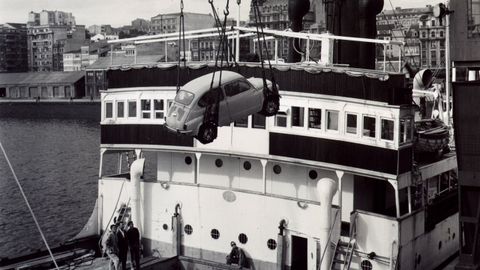 Una grúa descargando un Seat 600 en el puerto de A Coruña, en la década de los sesenta