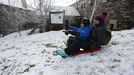 Unas cuantas familias pasaron la mañana en O Cebreiro disfrutando de la nieve.