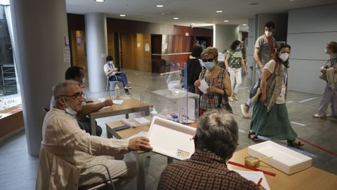 Votaciónes en el centro sociocultural del ensanche compostelano