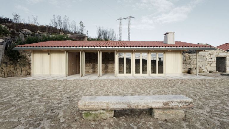 El centro social de Muimenta, en Carballeda de Avia, recibe el Premio La Casa de la Arquitectura