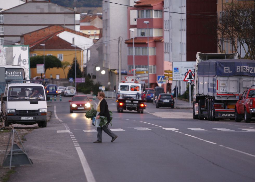 Paso de peatones situado en las proximidades de la rotonda de la calle Chantada. 