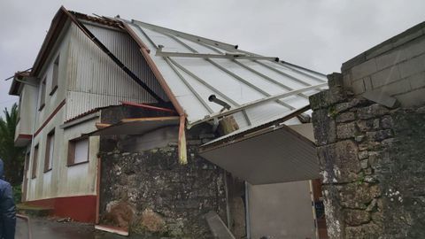 En Moraa se desprendi parte del tejado del galpn de una vivienda