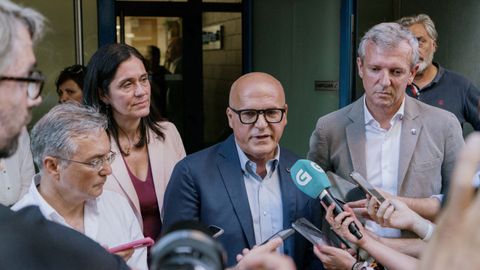Luis Menor, Paula Prado, José Manuel Baltar y Alfonso Rueda, a las puertas de la sede del PP