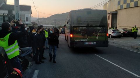 Agentes de la Polica Nacional custodiaron la salida de los buses de las cocheras de Quintela de Canedo a primera hora de la maana.