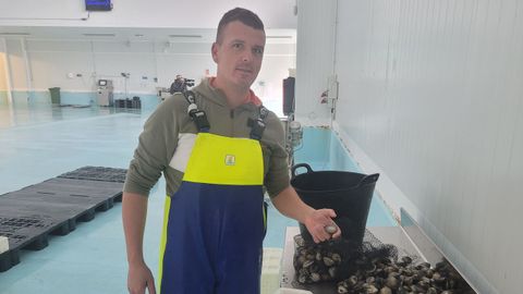 Ismael Rivas, mariscador en Ribeira.