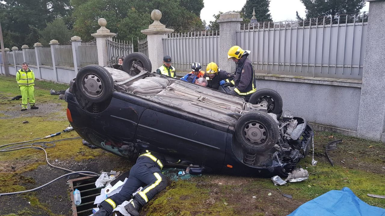 Los operarios montando las persianas de Sarria que se accionar�n desde Le�n