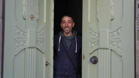 Victor, ebanista que ha rehabilitado esta puerta de entrada al edificio de la calle Sáenz Díez