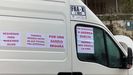 Los hosteleros plantaron una furgoneta con mensajes frente el juzgado de Sarria