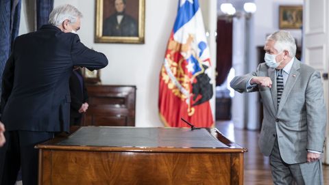 Fotografa cedida por la Presidencia de Chile del presidente de Chile, Sebastin Piera (i), saludando al nuevo ministro de Salud, Enrique Pars (d), durante la toma de posesin ayer sbado en el Palacio de La Moneda en Santiago 