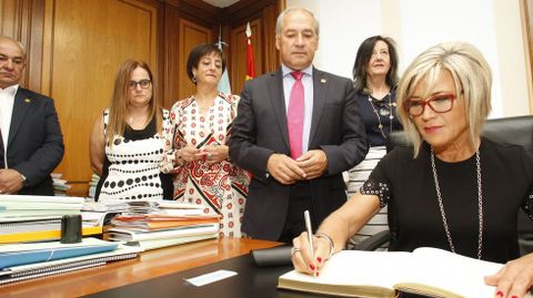 Julia Otero firma en el libro de honor del Ayuntamiento de Monforte ante el alcalde Jos Tom y los concejale del gobierno local, minutos antes de empezar el pregn