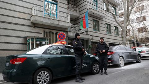 La policía vigila la Embajada de Azerbaiyán en Teherán tras el ataque.