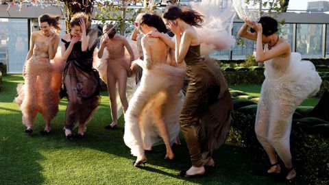 Modelos de alta costura de Christian Dior luchan contra el viento en Tokio (Japn)