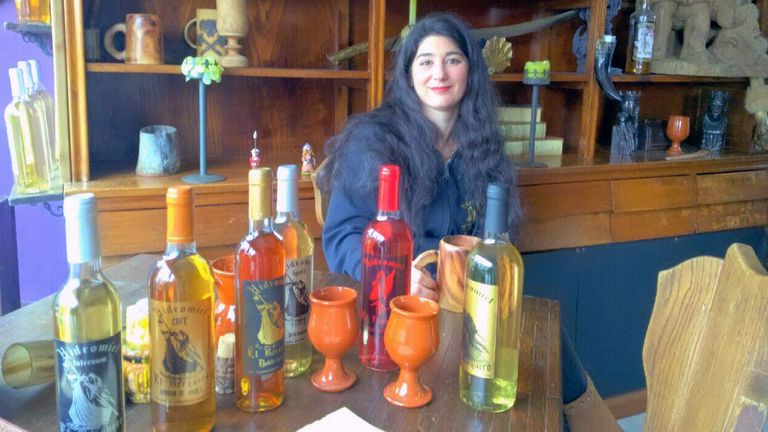 Jennifer Martín, rodeada de botellas de hidromiel, en el local de El Barquero en Gijón.