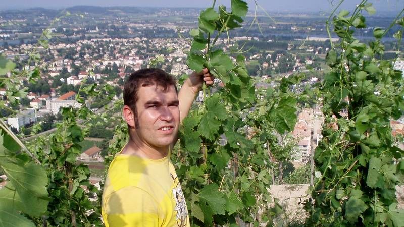 �scar M�ndez, a la izquierda, trata de controlar un bal�n en un partido en O Sango�edo. 