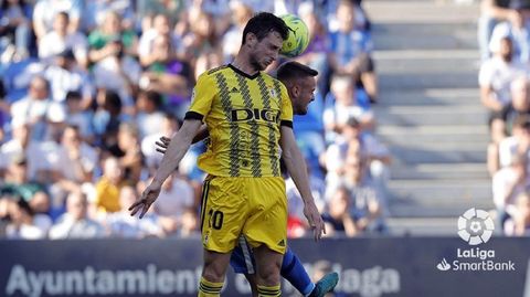 Borja Snchez e Isamel Casas disputan un baln durante el Mlaga-Oviedo