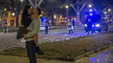 Una pareja se besa en una céntrica calle de Barcelona durante la primera noche sin estado de alarma
