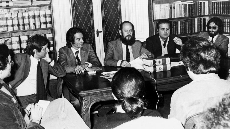 José María Gil Robles en el centro, con barba