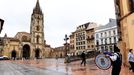 Un gaitero en la Plaza de la Catedral de Oviedo