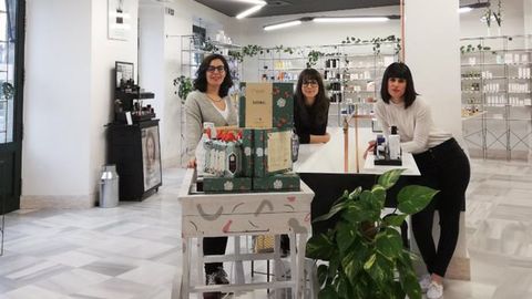 El equipo de theCosmethics en su showroom en Allariz, donde sus clientes pueden probar sus productos