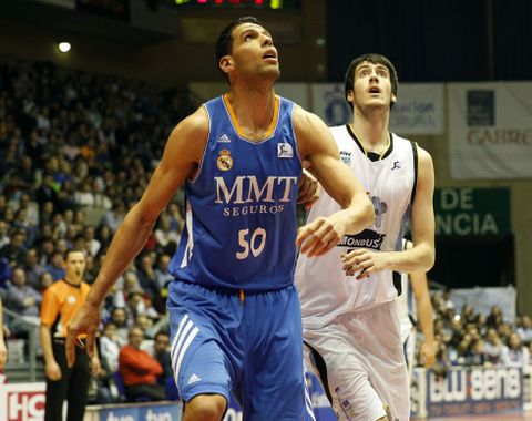El madridista Salah Mejri jug en el Obradoiro. 