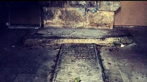 Enterramientos en el interior de la Capilla Gótica de Serantes, en la que yace el hidalgo Afonso de Serantes, muerto a consecuencia de la peste a mediados del siglo XV