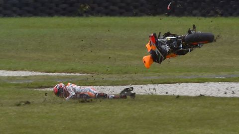 El piloto Marc Marquez sufre una aparatosa cada durante los entrenamientos del Gran Premio de Australia