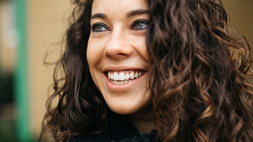 Bomberos y polic�as junto al cuerpo, tapado con una s�bana mientras lo examina la m�dico forense