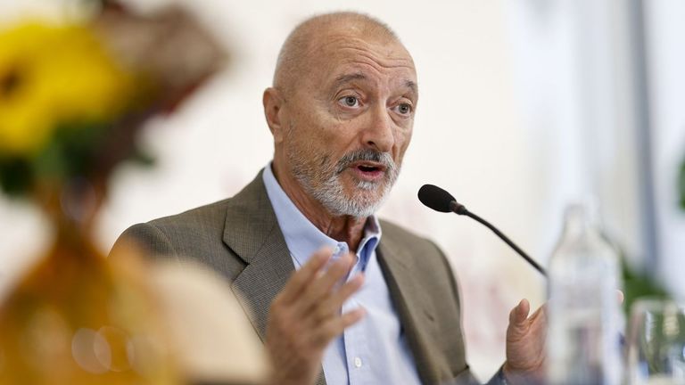 Arturo Pérez-Reverte llama a David Uclés «sectario e ignorante» tras renunciar a participar en unas jornadas sobre la Guerra Civil