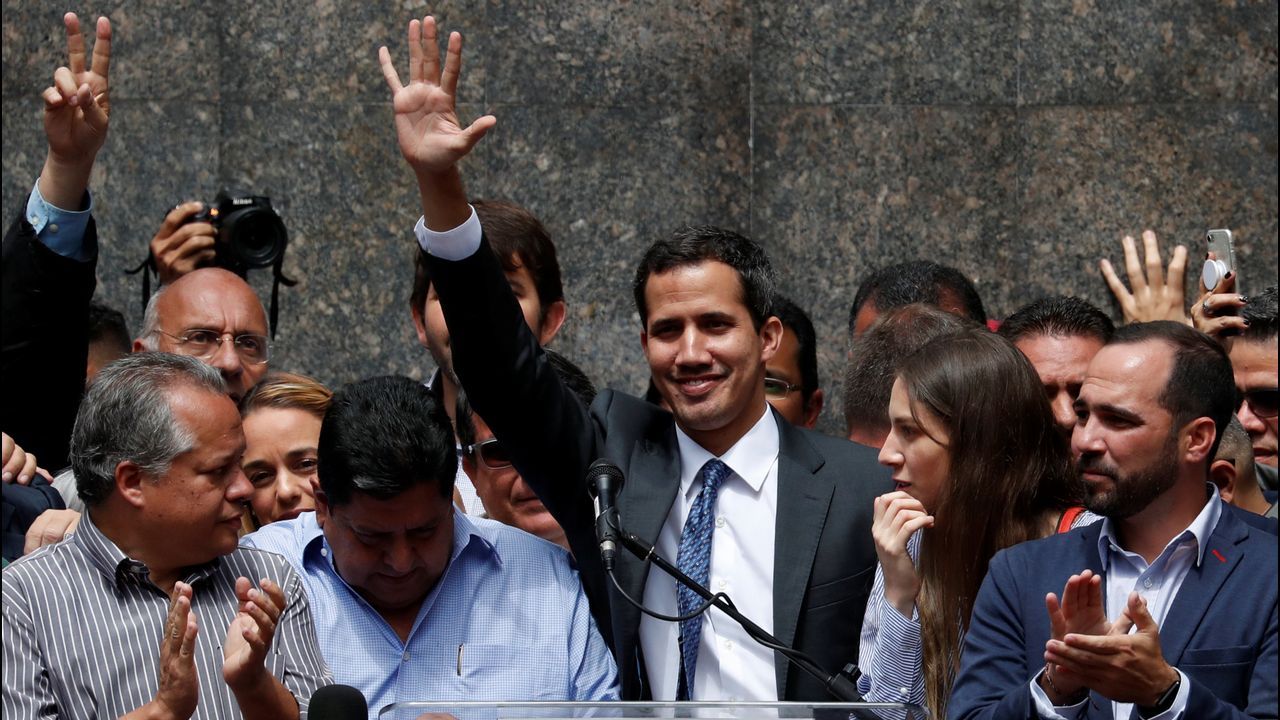 Juan Guaid� durante su primera aparici�n p�blica tras autoproclamarse presidente de Venezuela