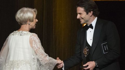 Bradley Cooper entrega a Helen Mirren el premio a mejor actriz principal. 