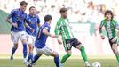 Cololmbatto y Fonseca ante Lo Celso, durante el Betis-Oviedo