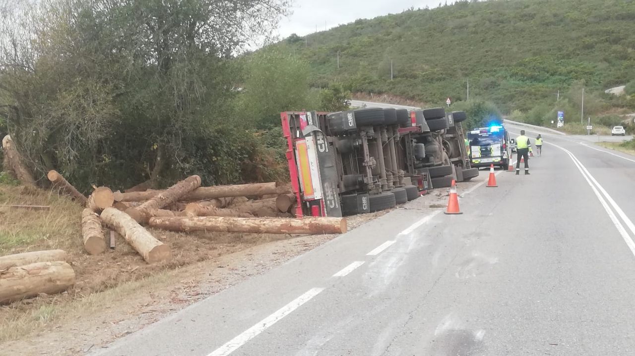 No hubo heridos de gravedad en el vuelco del camin. 