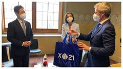 El vicepresidente Alfonso Rueda, entregando un regalo al ministro de Turismo de Corea del Sur en presencia de la ministra de Industria