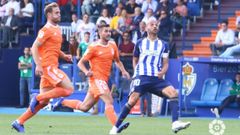 Lucas, entre Carlos Hern�ndez y Yuri, en el Ponferradina-Oviedo