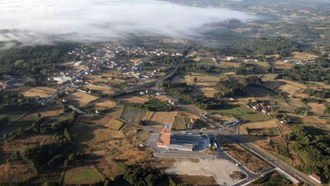 Vista area de Taboada, con el polgono industrial y una fbrica de piensos en primer trmino