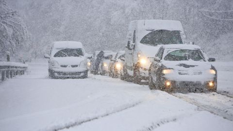 Fueron muchos los vehículos con problemas para circular cuando la nevada fue más intensa
