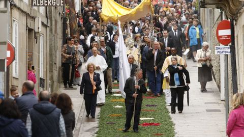 La procesin de Sarria baj por la ra Maior, con el pavimento decorado con flores
