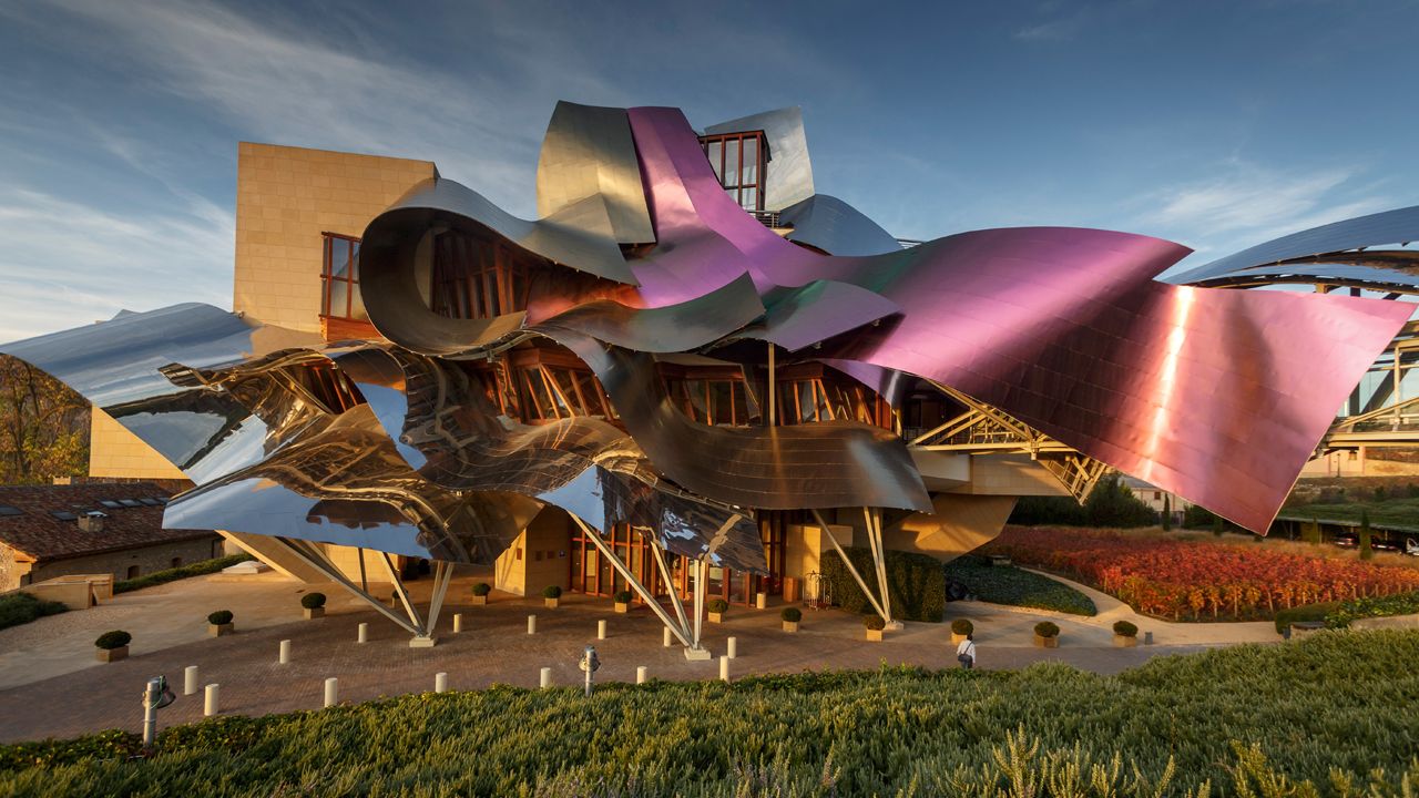 Parques infantiles que no son de cat�logo.Alfonso Rueda (segundo por la derecha) en uno de los barcos que navegan por el r�o, a la altura de Salvaterra de Mi�o.