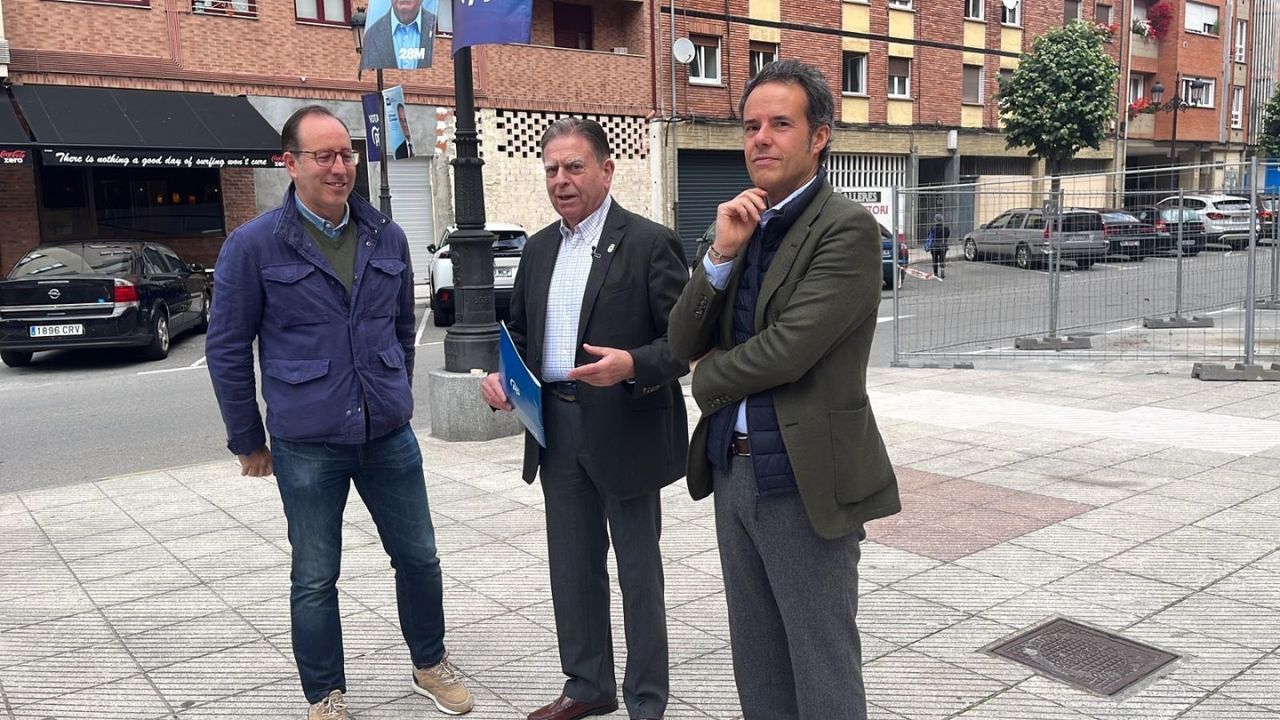 El alcalde de Oviedo y candidato a la reelección, Alfredo Canteli, junto a Mario Arias e Ignacio Cuesta, miembros de la candidatura local del PP